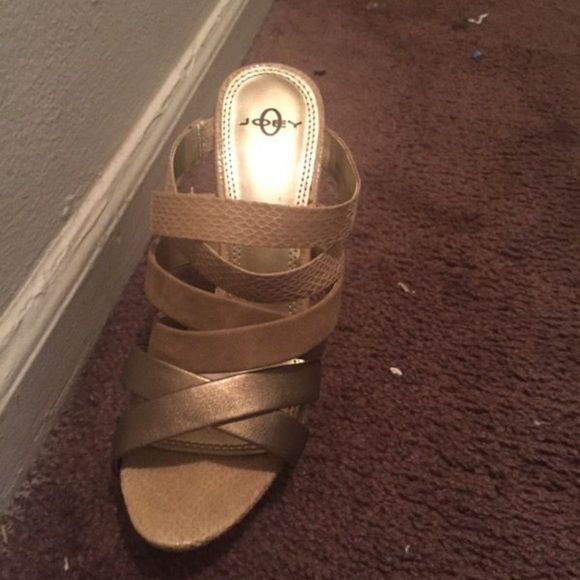 Tan heels - Picture 2 of 2